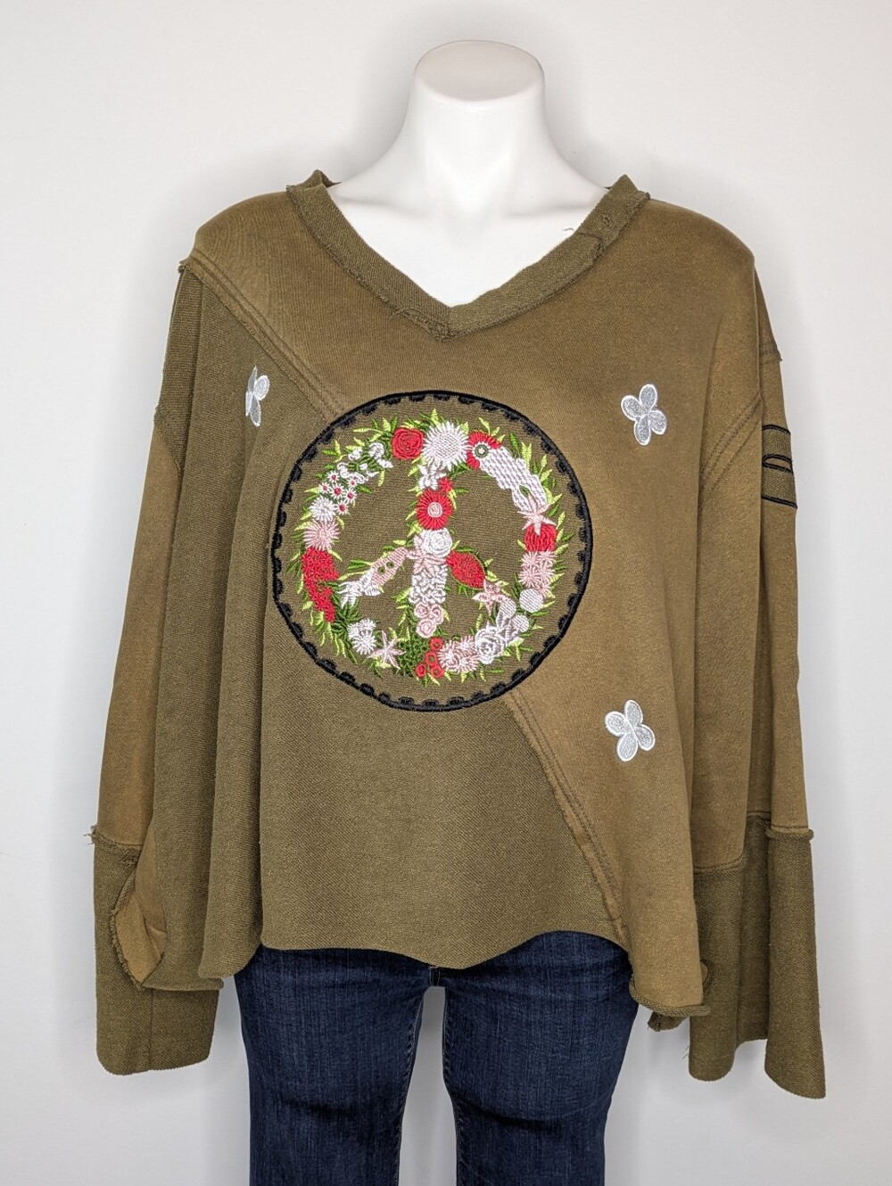 POL Green Embroidered Peace Sign Long Sleeve Slit Back V Neck Sweatshirt L